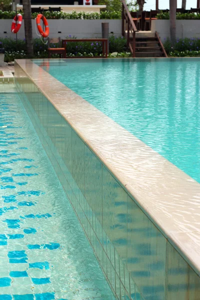 Piscina azul con detalle de agua ondulada — Foto de Stock