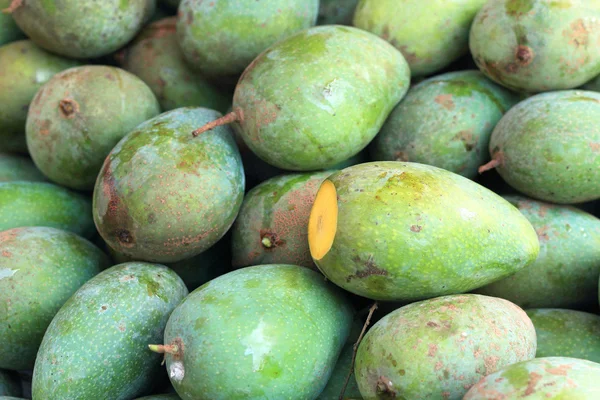 Mangue de fruits sur le marché — Photo