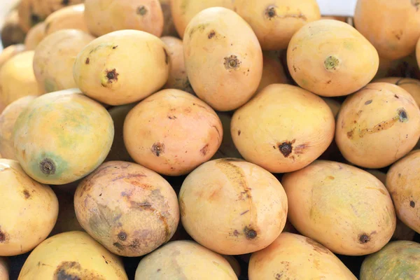 Zralé mango na trhu — Stock fotografie