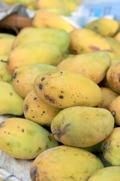 Rijpe mango op de markt — Stockfoto