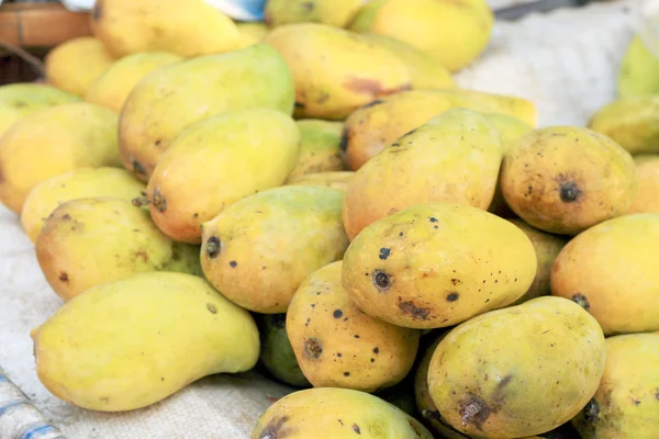 Ripe mango in the market — Stock Photo, Image