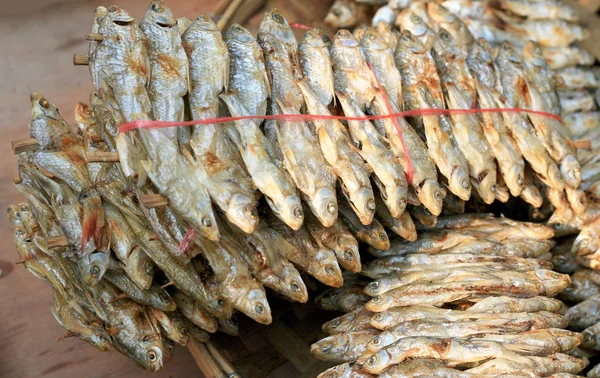 Pescado a la parrilla en el mercado — Foto de Stock