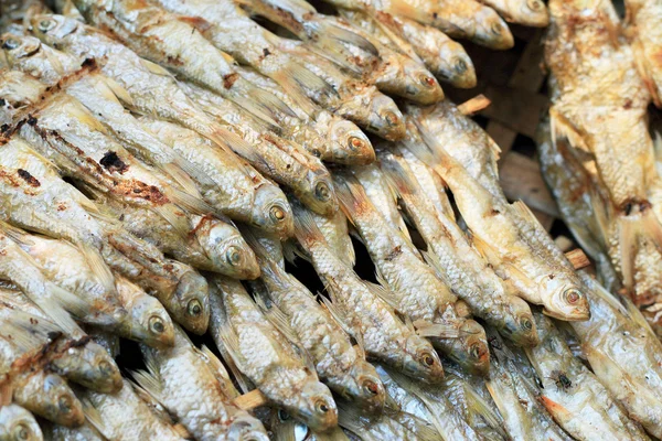 Gegrilde vis op de markt Rechtenvrije Stockafbeeldingen