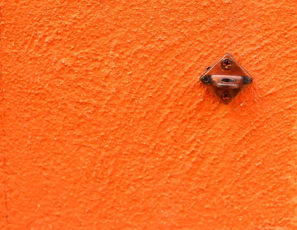 Bastón de acero sobre fondo de pared de cemento naranja . —  Fotos de Stock