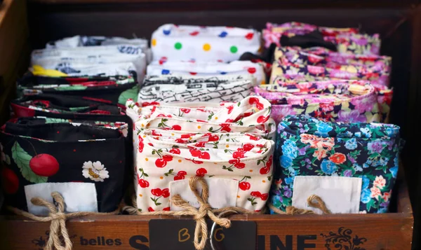 Calças brilhantemente estampadas dobradas para venda . — Fotografia de Stock