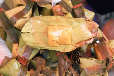 yapışkan pirinç sarılmış muz yaprakları - tatlı Tayland.