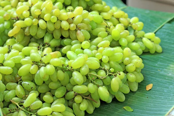 Frische Trauben auf grünen Bananenblättern — Stockfoto