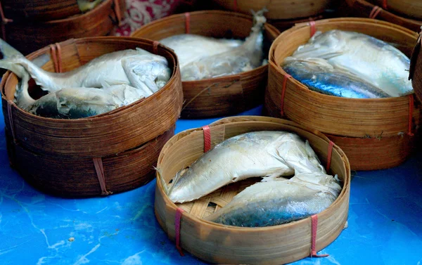 市場でのサバ魚 — ストック写真