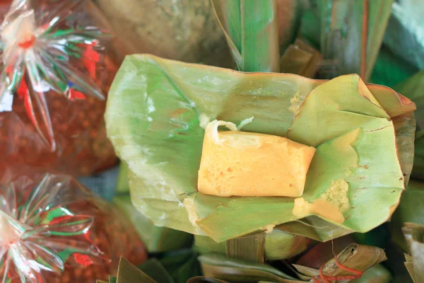Arroz pegajoso envuelto en hojas de plátano - postre Tailandia . — Foto de Stock