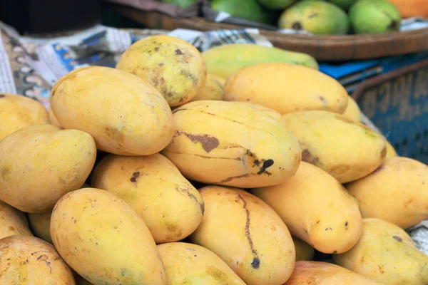 Zralé mango na trhu — Stock fotografie