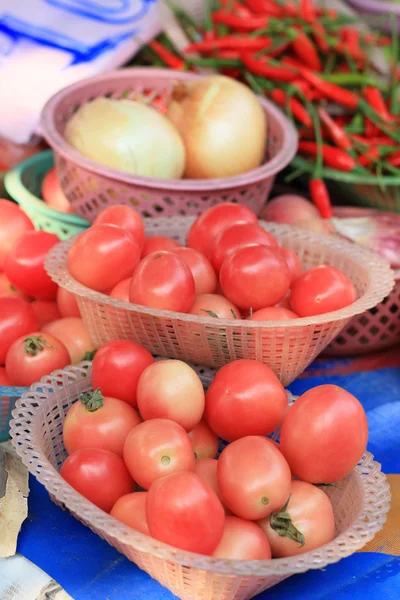 Verse tomaten op de markt. — Stockfoto