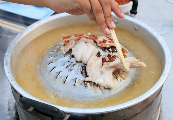 La carne de cerdo a la parrilla en la cacerola - la barbacoa Corea . —  Fotos de Stock