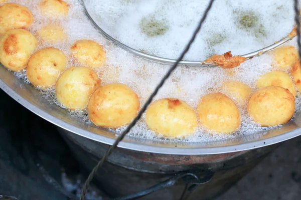 Słodkie ziemniaki frytki Azji stylu - smażone na patelni. — Zdjęcie stockowe
