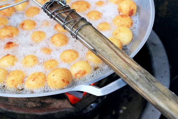 Frites de patates douces style asiatique - frites dans une poêle . — Photo