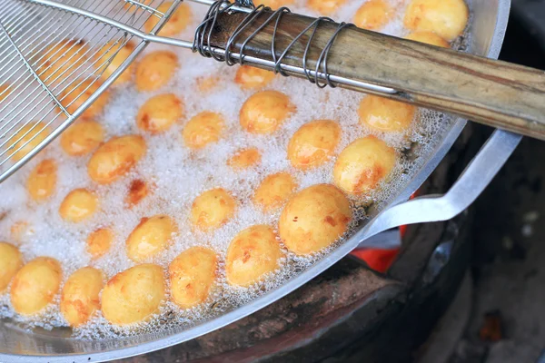 Frites de patates douces style asiatique - frites dans une poêle . — Photo