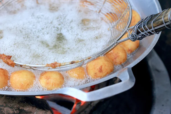 Frites de patates douces style asiatique - frites dans une poêle . — Photo