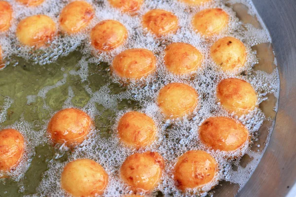 Batata doce frita estilo asiático - frito em uma panela . — Fotografia de Stock