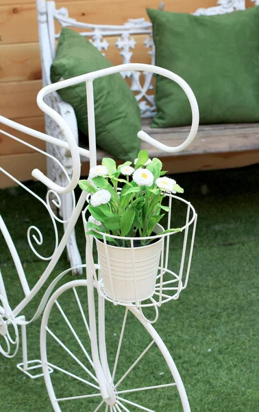 Vackra konstgjorda blommor i vintage cykel — Stockfoto