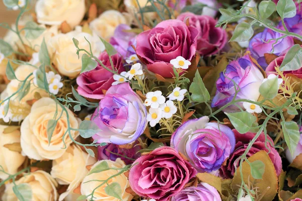 Красивые розовые искусственные цветы — стоковое фото