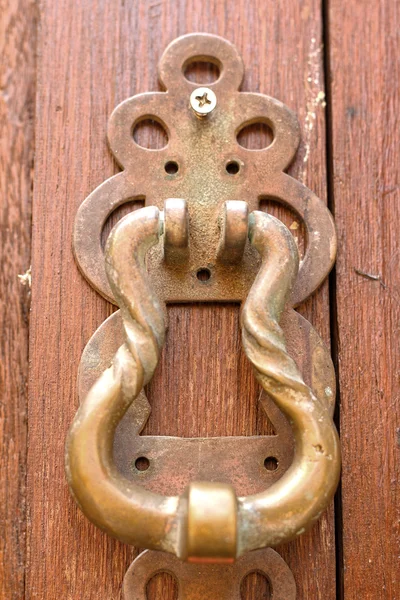 Oude deurkrukken in de chinese tempel. — Stockfoto