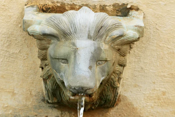 Lion statue spitting water - vintage style — Stock Photo, Image