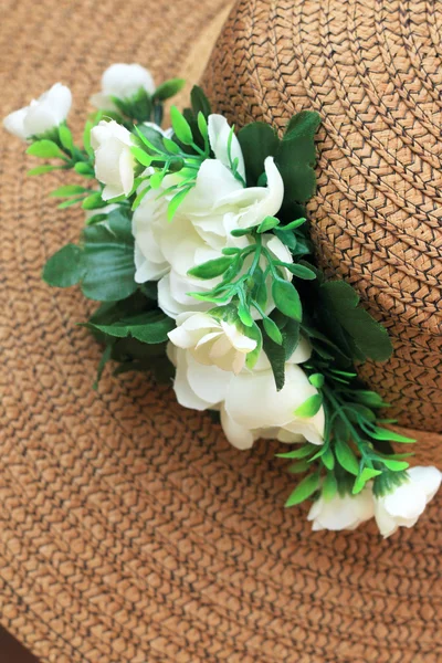 Umělé květiny klobouk připojené — Stock fotografie