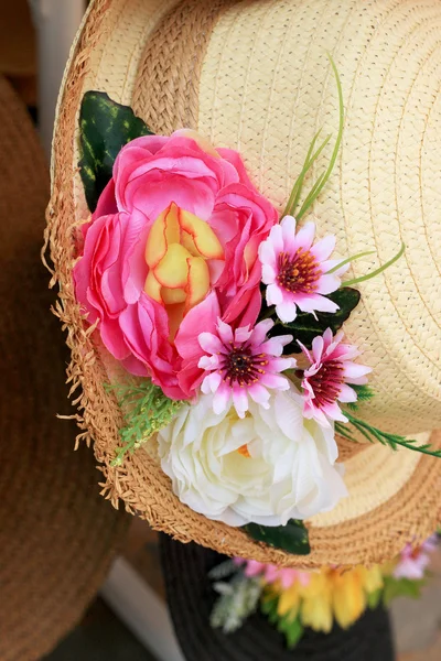 Flores artificiais o chapéu anexado — Fotografia de Stock