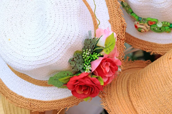 Flores artificiais o chapéu anexado — Fotografia de Stock