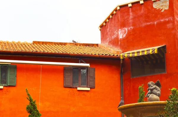 Kahverengi pencere ve tuğla duvar — Stok fotoğraf
