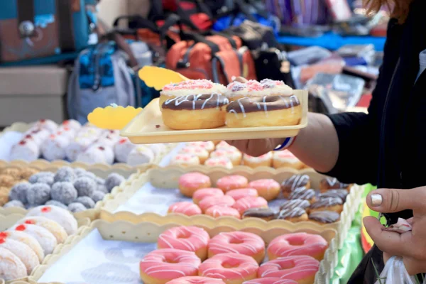 Un montón de donut y mermelada de fresa — Foto de Stock