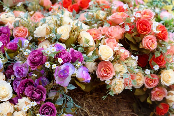 Belle de fleurs artificielles rose — Photo