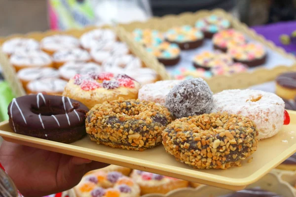 Una gran cantidad de donut de chocolate — Foto de Stock