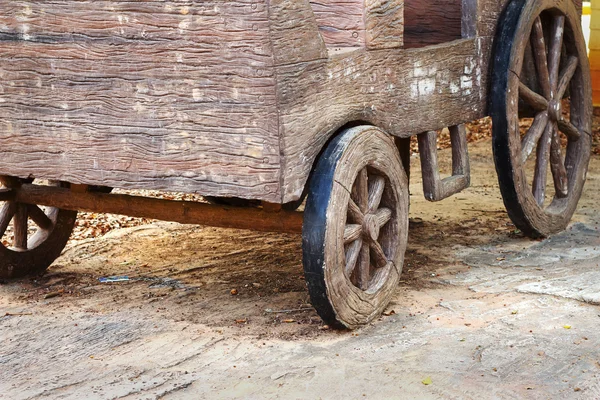 Roda de vagão velho - estilo ocidental . — Fotografia de Stock