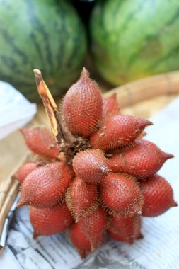 buzun içinde yakın çekim taze ananas yere yığılmış.