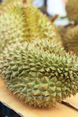 Durian meyvesi pazarda