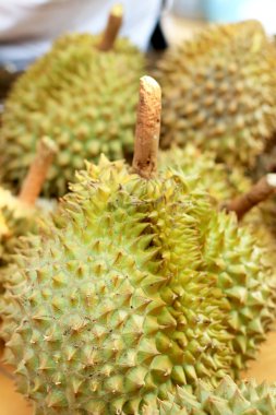 Durian meyvesi pazarda