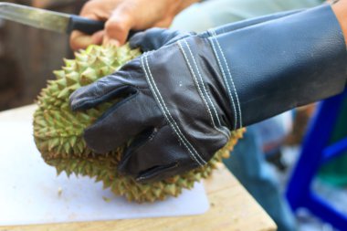 Durian meyvesi pazarda