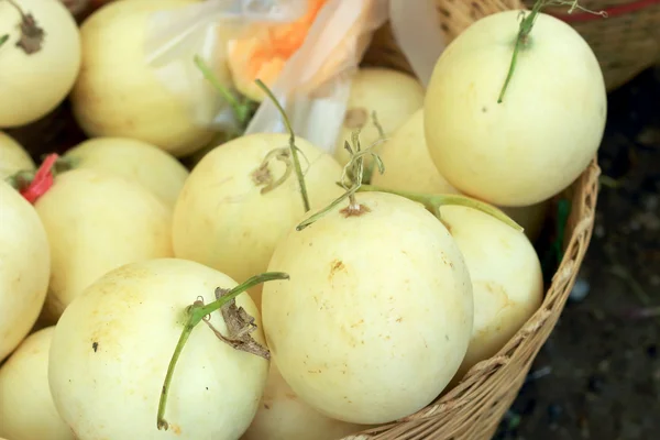 Gul cantaloupe - Asien frukt i marknaden黄色的哈密瓜-亚洲水果在市场上 — Stockfoto