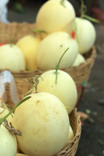 Gul cantaloupe - Asien frukt i marknaden黄色的哈密瓜-亚洲水果在市场上 — Stockfoto