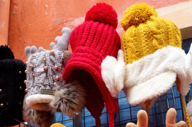 şapka çarşıda Satılık yığılmış