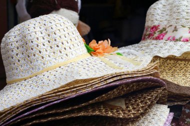 şapka çarşıda Satılık yığılmış