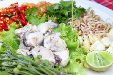 taze istiridye - biber, sarımsak ve limon ile servis.