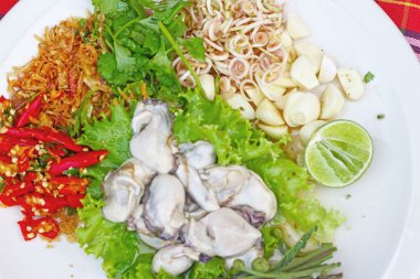 taze istiridye - biber, sarımsak ve limon ile servis.