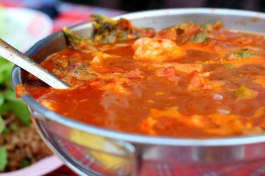 sıcak ve ekşi demirhindi sos, karides ve sebze ile köri