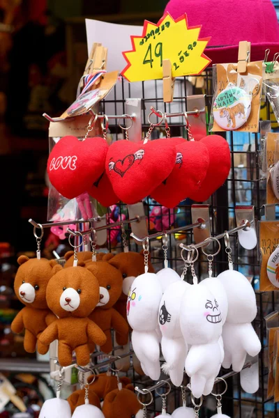 Sleutelhangers schattig pop in de cadeauwinkel. — Stockfoto