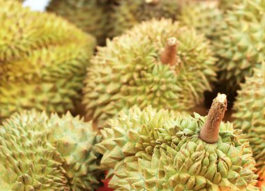 Durian meyvesi pazarda