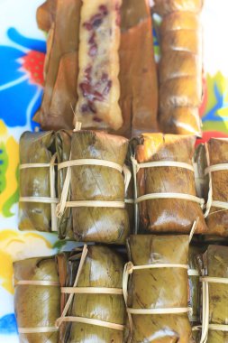 yapışkan pirinç sarılmış muz yaprakları - tatlı Tayland.