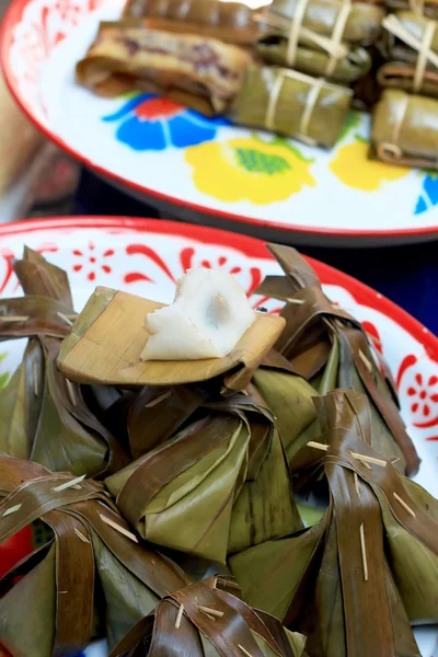 Arroz pegajoso envuelto en hojas de plátano - postre Tailandia . —  Fotos de Stock