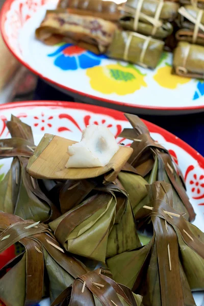 Klebriger Reis in Bananenblätter gewickelt - Dessert Thailand. — Stockfoto