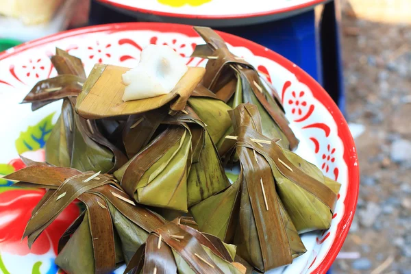 Klebriger Reis in Bananenblätter gewickelt - Dessert Thailand. — Stockfoto